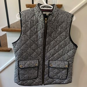 Ladies fashion puffer vest.